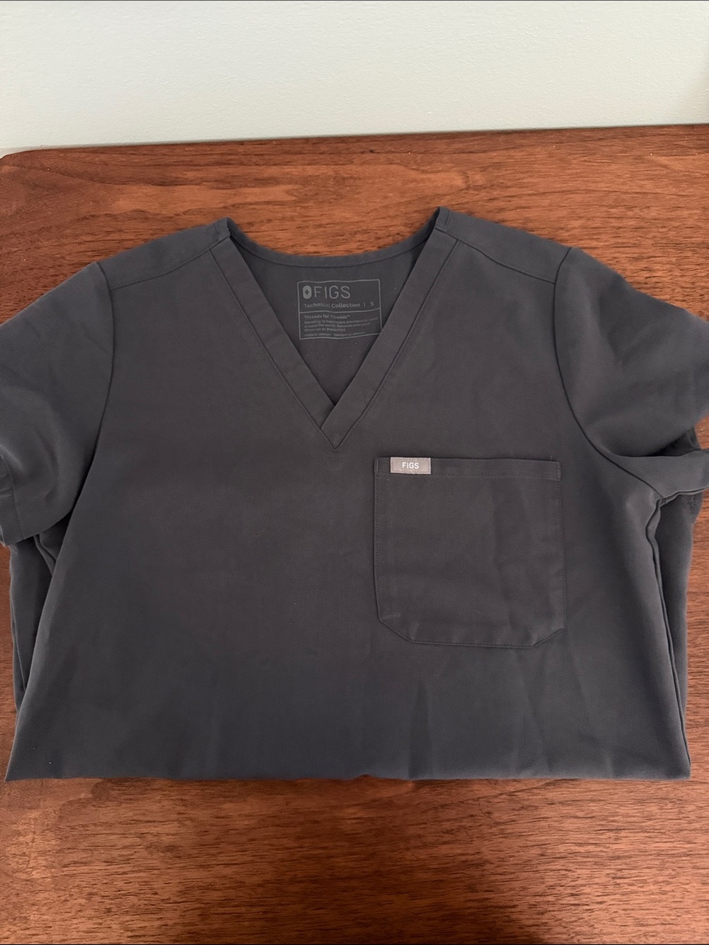 Figs women’s V-Neck Pocket Tee